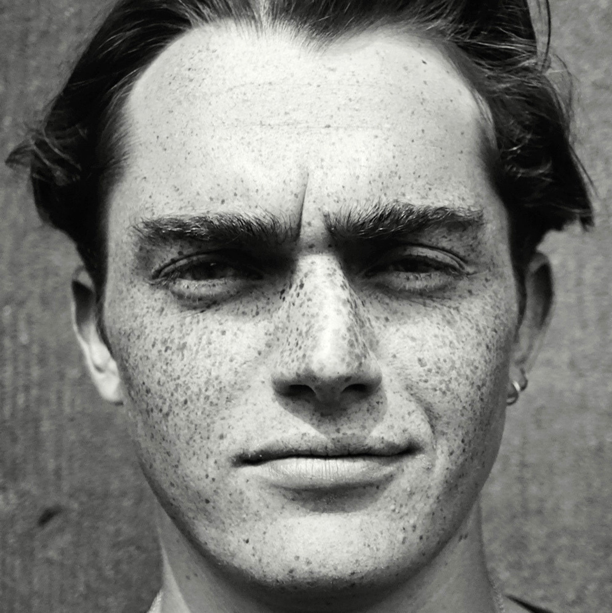 Model with Pelotan sunscreen applied, as seen by a standard camera.